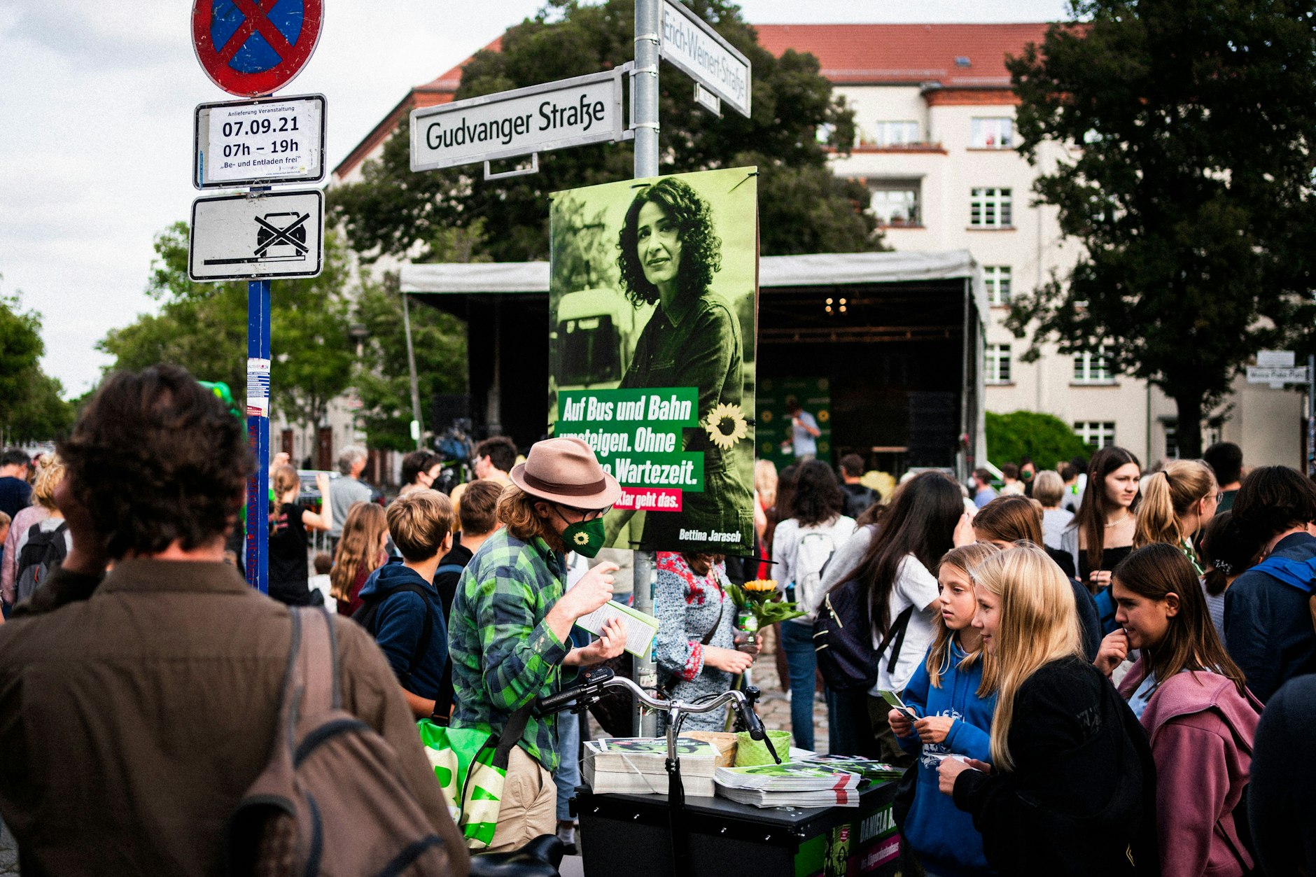 Die Kandidatin mit grüner Haut: Wahlkampf in Prenzlauer Berg.&nbsp;