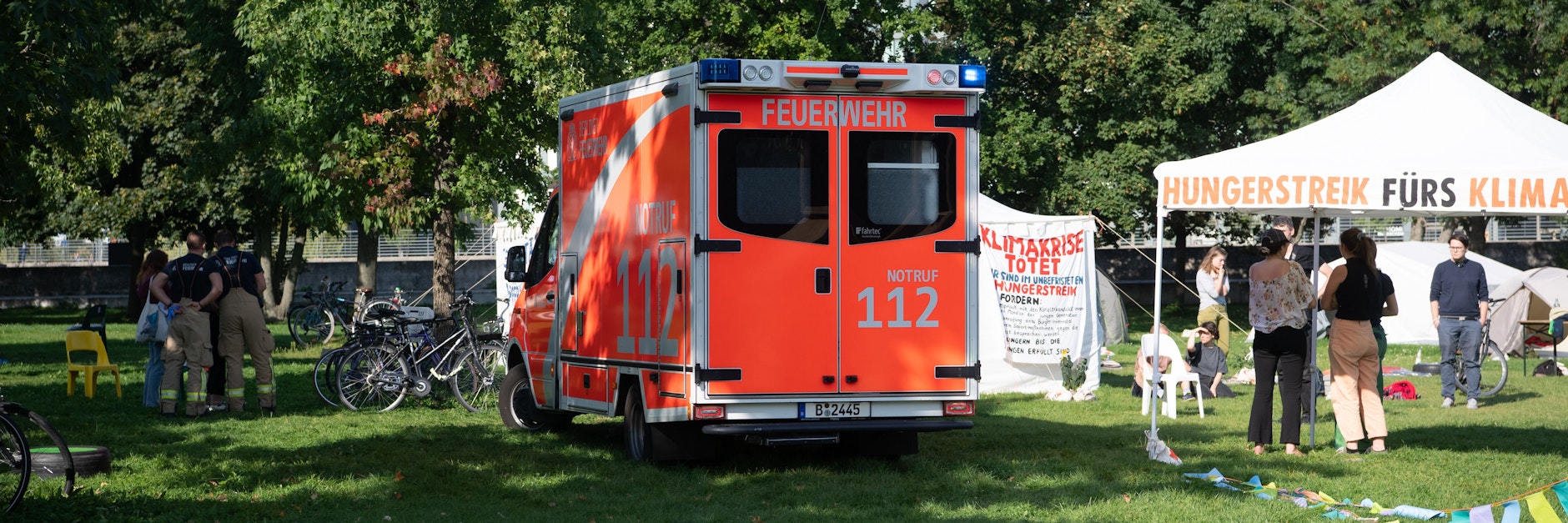 Ein Krankenwagen steht im Camp der Klimaaktivisten im Regierungsviertel. 