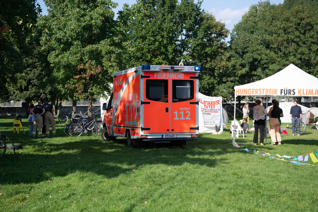 Klimaaktivist kollabiert in Berlin und setzt Hungerstreik nach Krankenhausbehandlung fort!