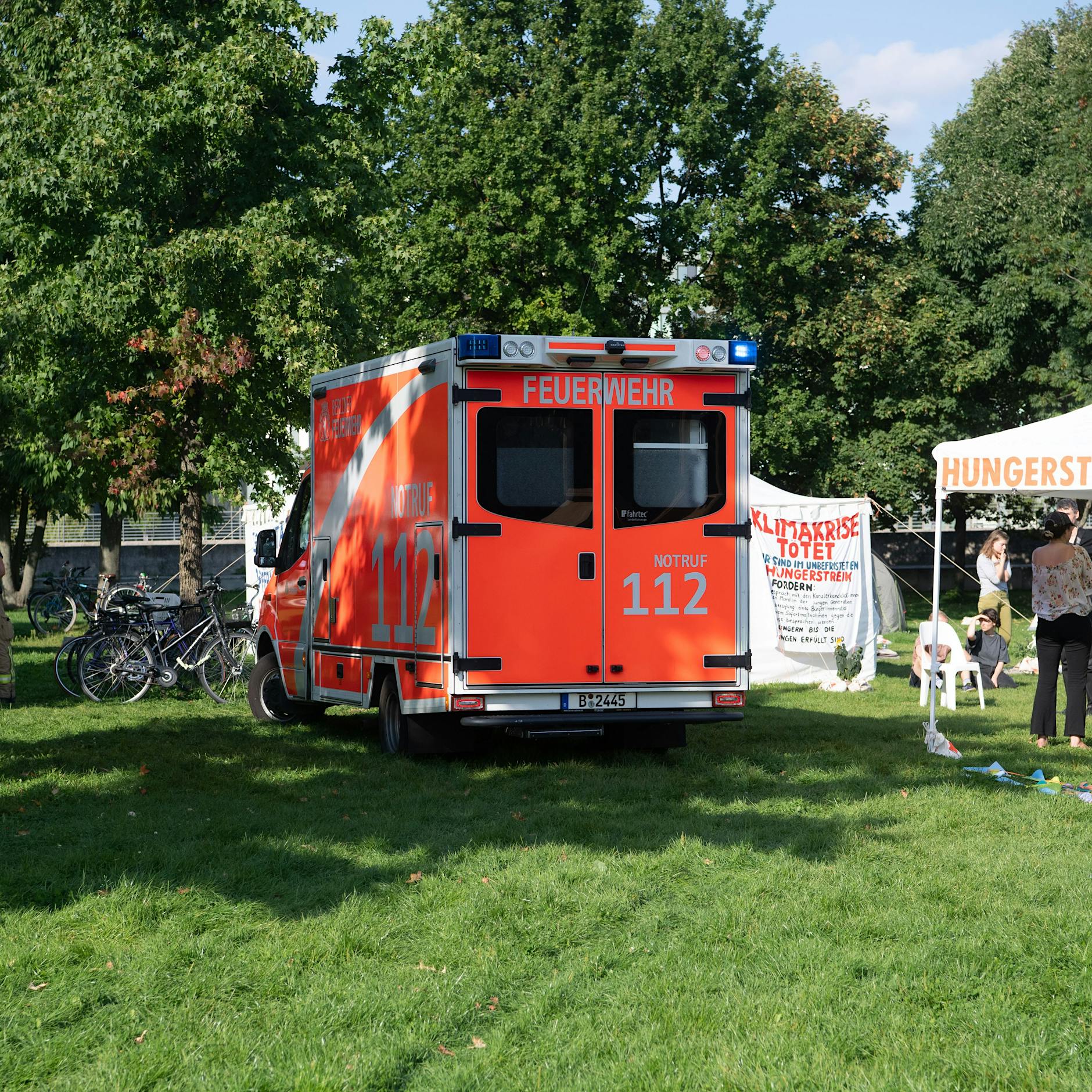Klimaaktivist kollabiert in Berlin und setzt Hungerstreik nach Krankenhausbehandlung fort!