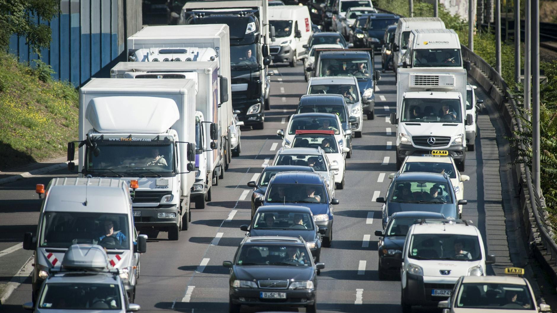 Zwei Drittel aller Erwerbstätigen fuhren 2020 mit dem Auto zur Arbeit.