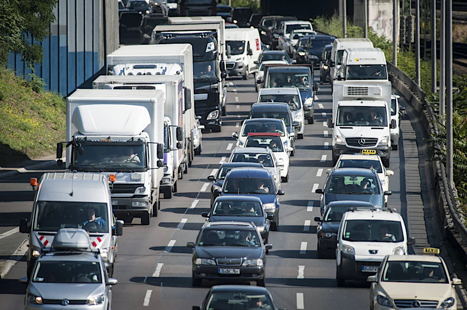 Zwei Drittel aller Erwerbstätigen fuhren 2020 mit dem Auto zur Arbeit.