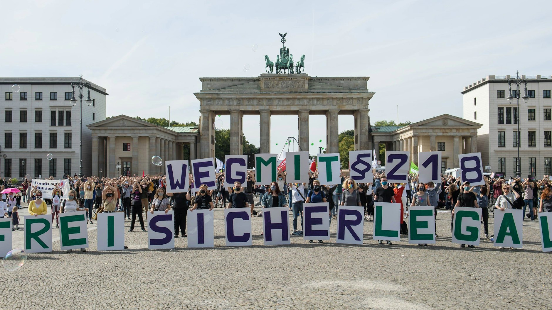 Bereits im vergangenen Jahr protestierten Hunderte Menschen vor dem Brandenburger Tor für die Legalisierung von Schwangerschaftsabbrüchen.
