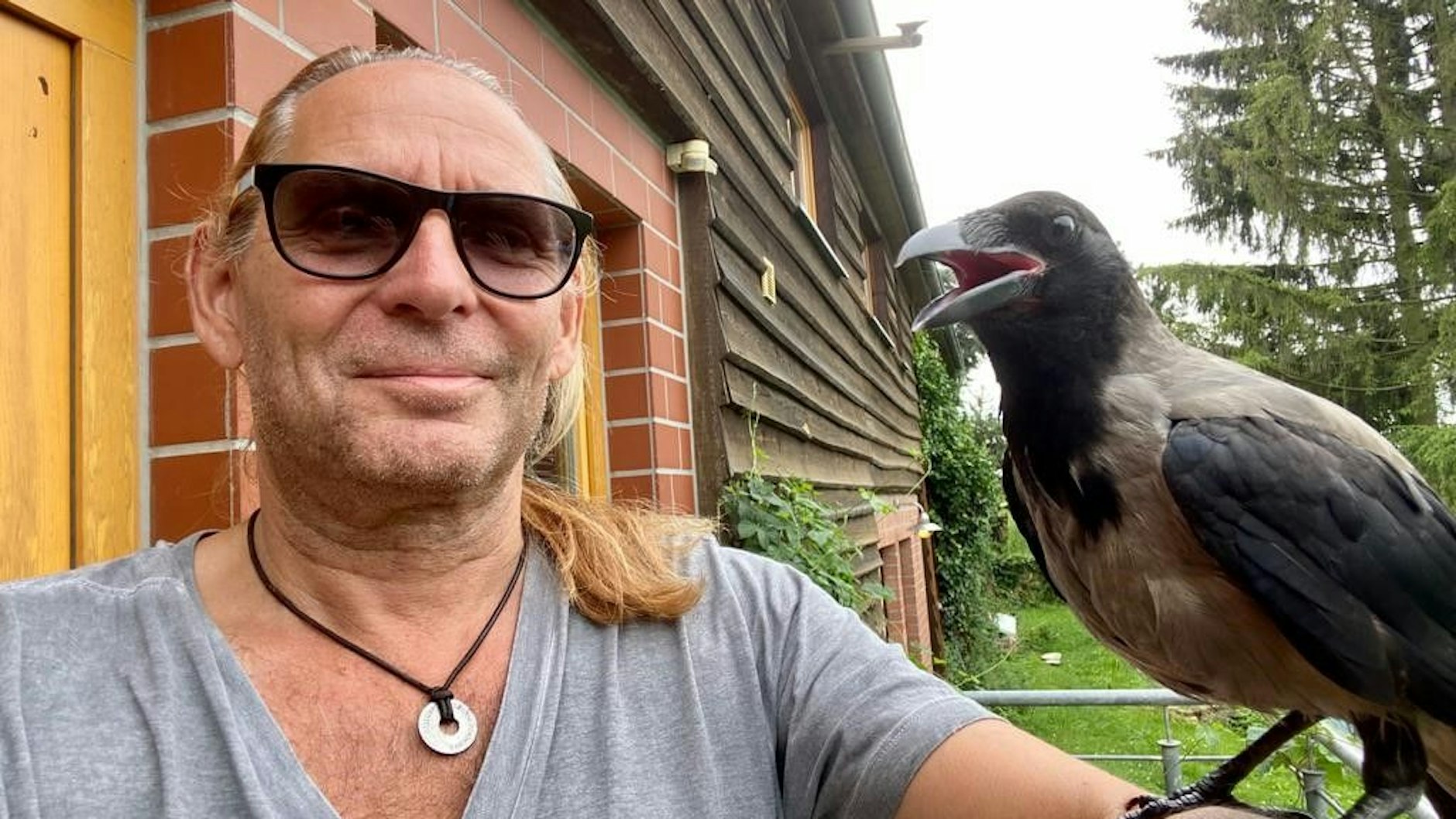 Silly-Gitarrist Uwe Hassbecker und Studio-Krähe Toni.