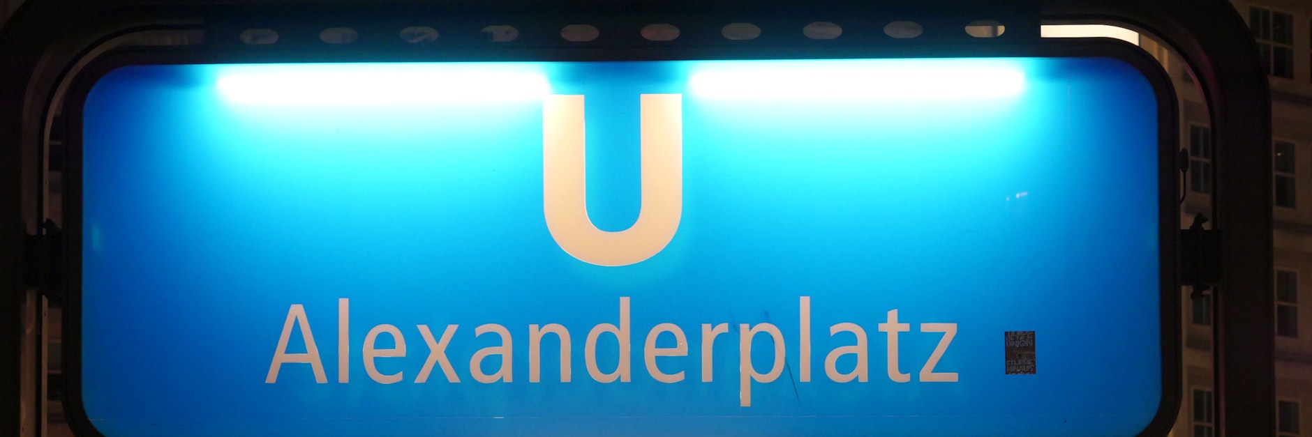 Die Polizeiwache am Alexanderplatz: Polizei und Rettungskräfte waren unmittelbar vor Ort. Doch nun wird das Opfer im Netz verhöhnt.