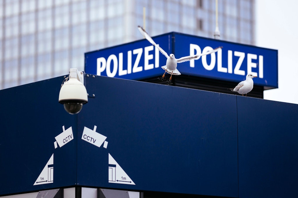 Alexanderplatz Frau Zündet Sich An Video Feuer-Tragödie am Alexanderplatz Berlin: Frau erliegt ihren Verletzungen