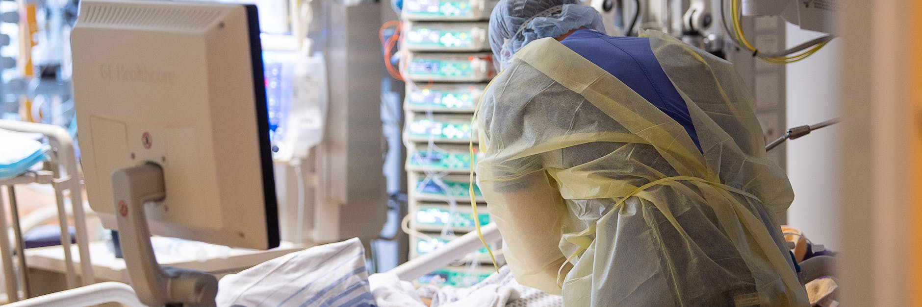 Ein Intensivpfleger arbeitet auf einer Intensivstation.