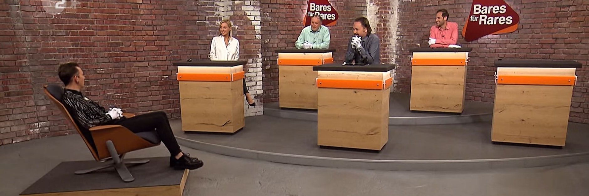 „Bares für Rares“-Händler Fabian Kahl sitzt auf dem Exponat. Er findet den Sessel sehr gemütlich.