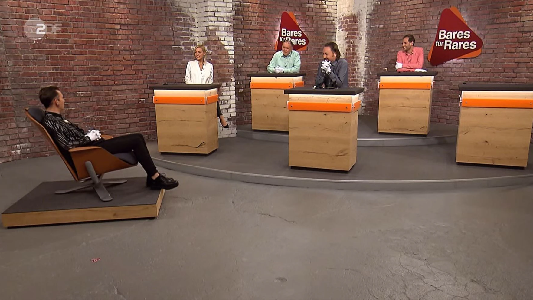 „Bares für Rares“-Händler Fabian Kahl im Händlerraum – hier sitzt er auf einem Exponat.