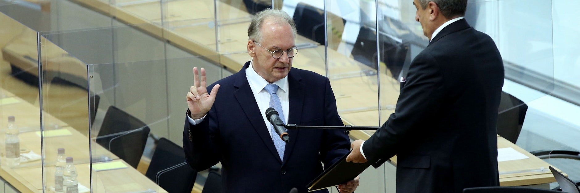 Reiner Haseloff (CDU, l.) wird im Landtag von Sachsen-Anhalt als Ministerpräsident vereidigt.