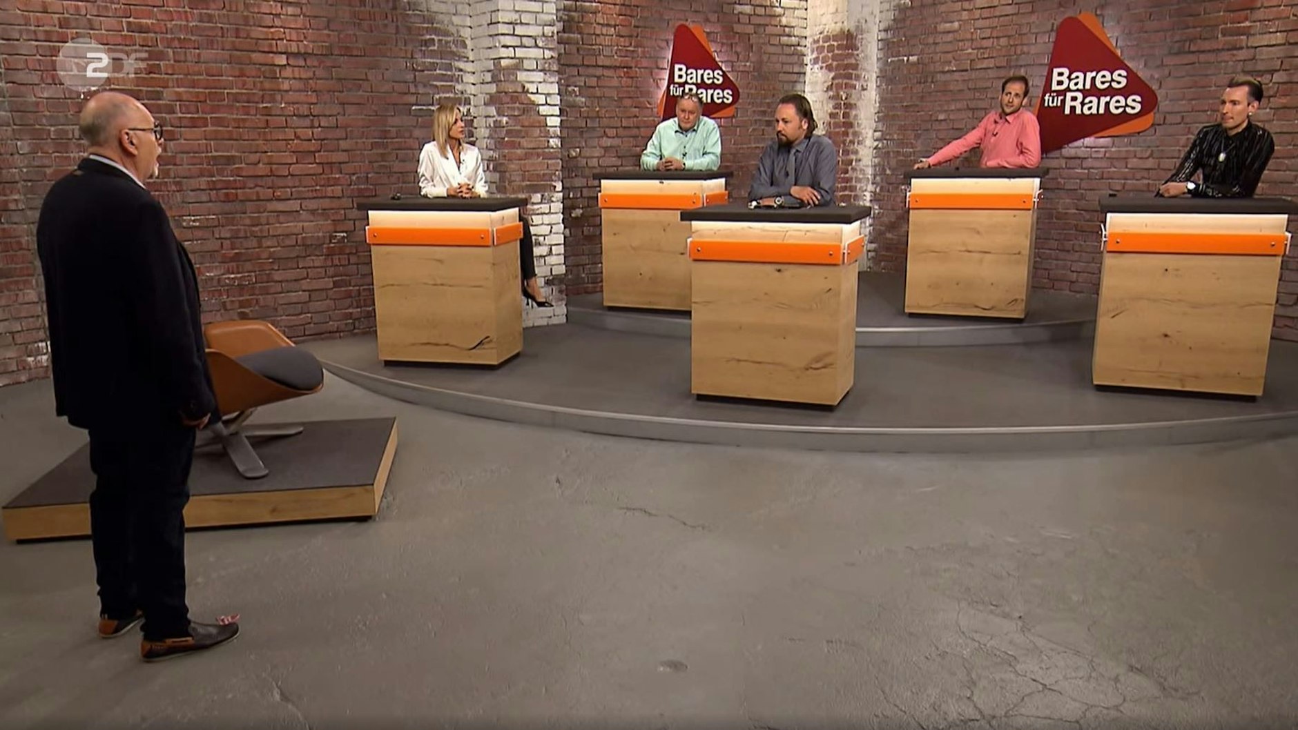 Manfred Klemper versucht im „Bares für Rares“-Händlerraum seinen Sessel zu veräußern.