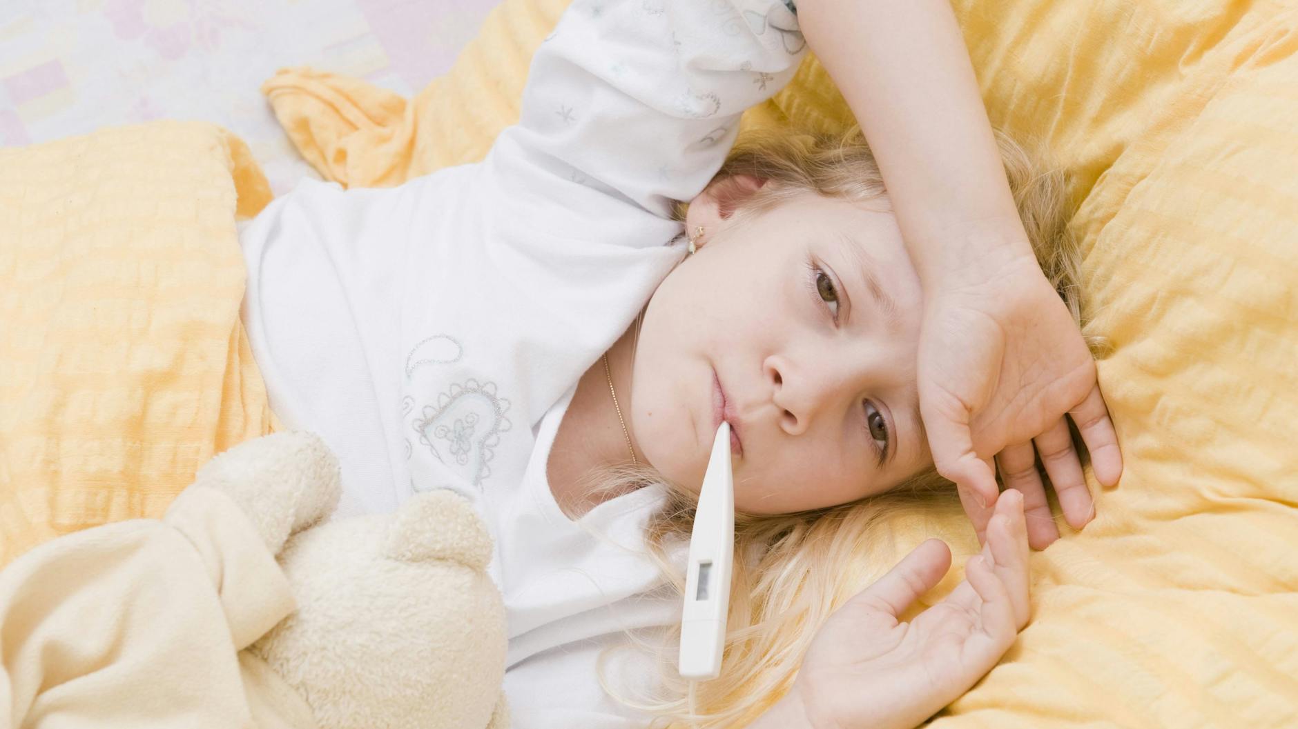 Kinder mit Ohrenschmerzen bekommen nicht selten auch Fieber. Gegen beides hilft Paracetamol oder Ibuprofen.