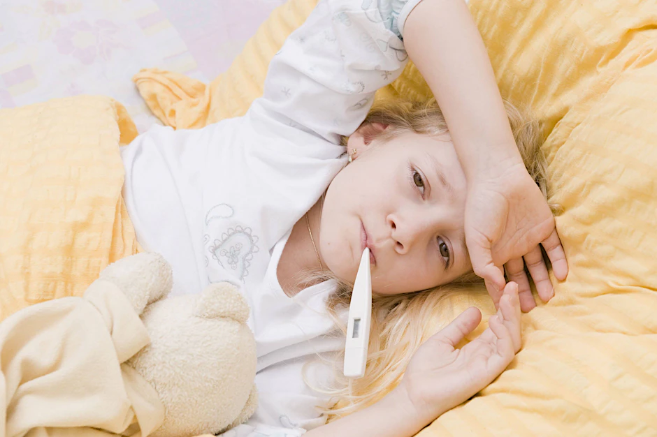 Kinder mit Ohrenschmerzen bekommen nicht selten auch Fieber. Gegen beides hilft Paracetamol oder Ibuprofen.