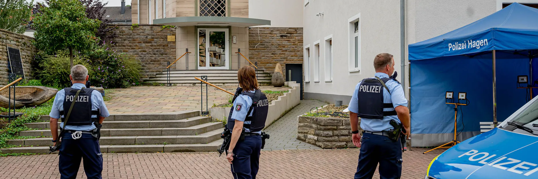 Polizisten stehen vor der Synagoge in Hagen.