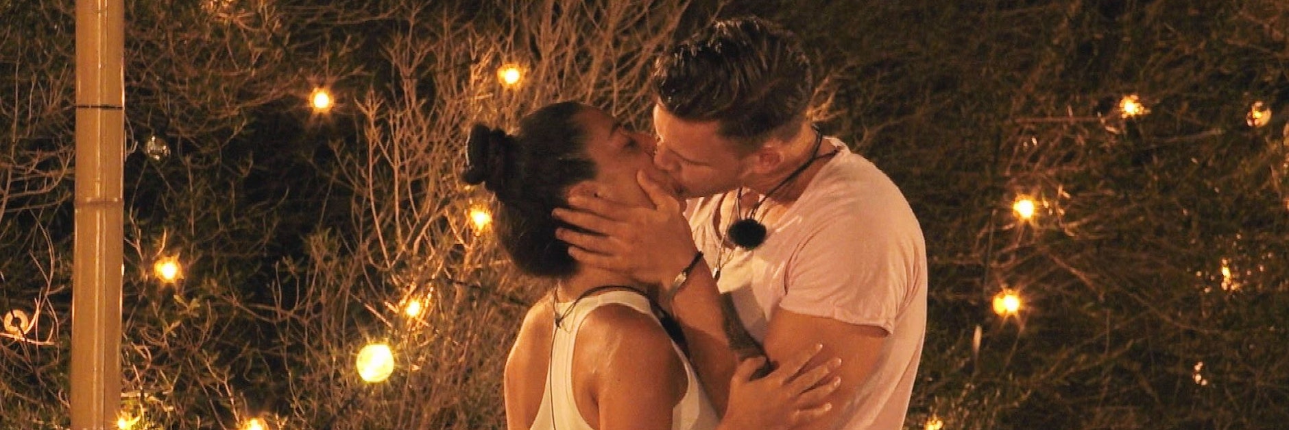 Endlich bekommt Jess ihren „Love Island“-Kuss. Dominik ist gerne dabei