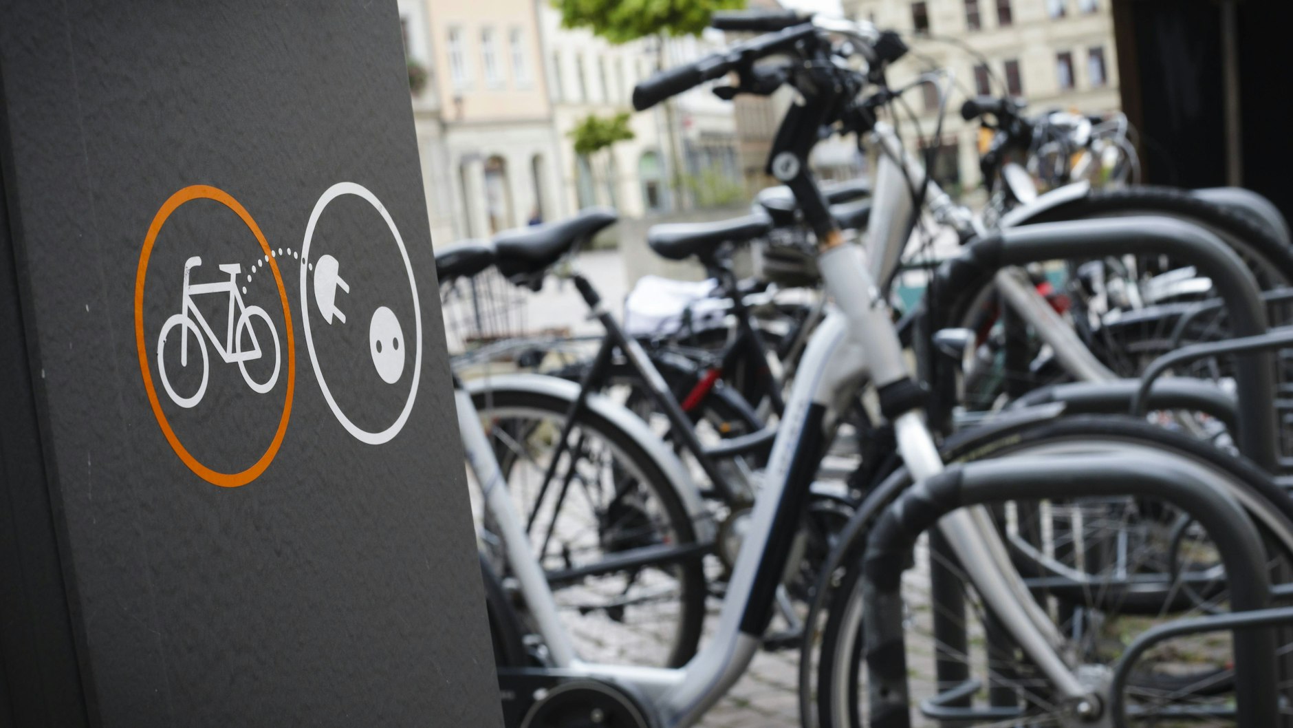 E-Bikes gelten als Teil der nachhaltigen Verkehrswende, die Akkus sind ein Öko-Problem.