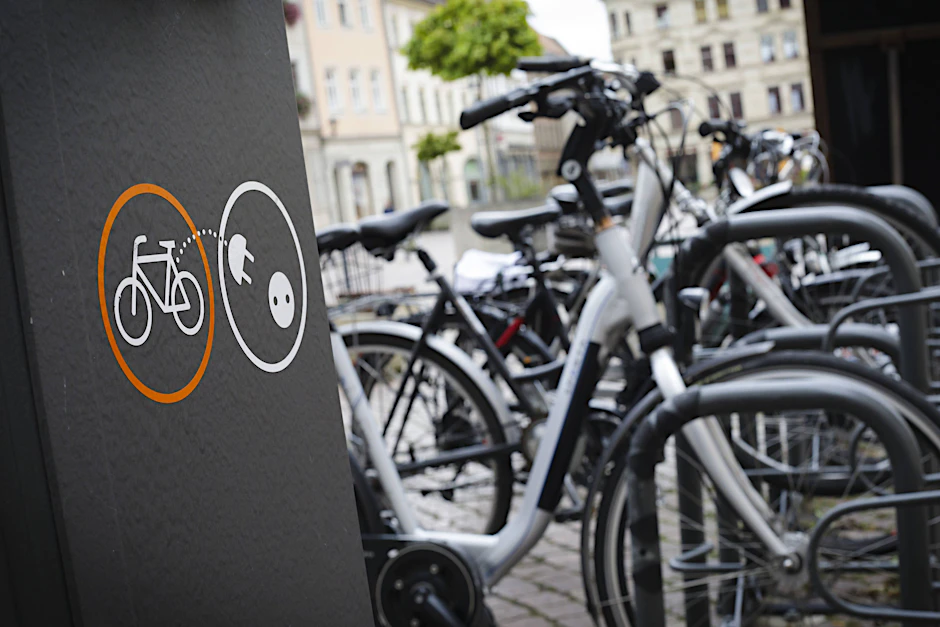 E-Bikes gelten als Teil der nachhaltigen Verkehrswende, die Akkus sind ein Öko-Problem.