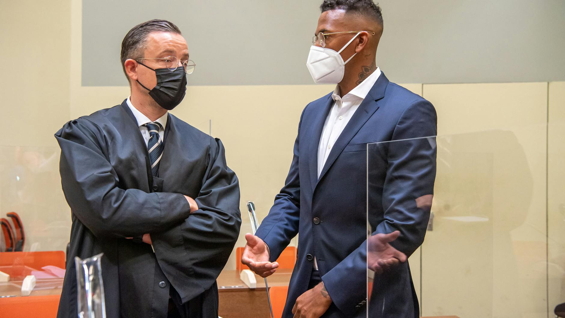 Der Fußball-Profi und ehemalige Nationalspieler Jerome Boateng (r.) im Amtsgericht München mit seinen Anwalt Kai Walden