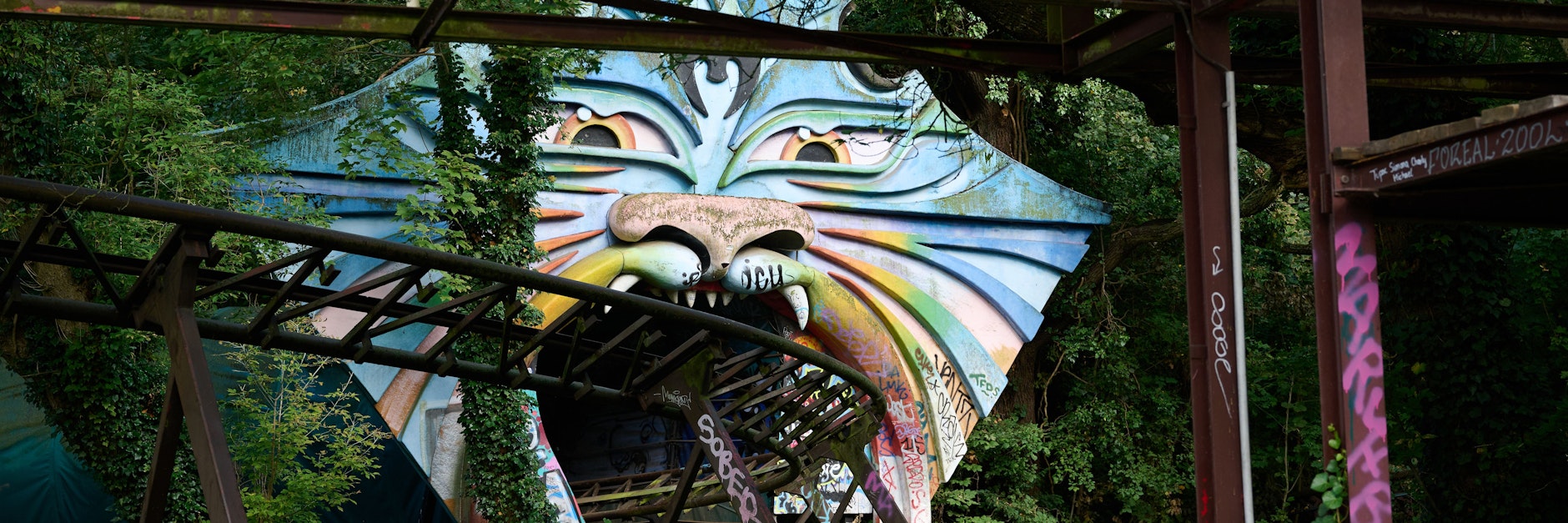 Die frühere Achterbahn „Spreeblitz“ steht abgesperrt und eingewachsen im Spreepark.