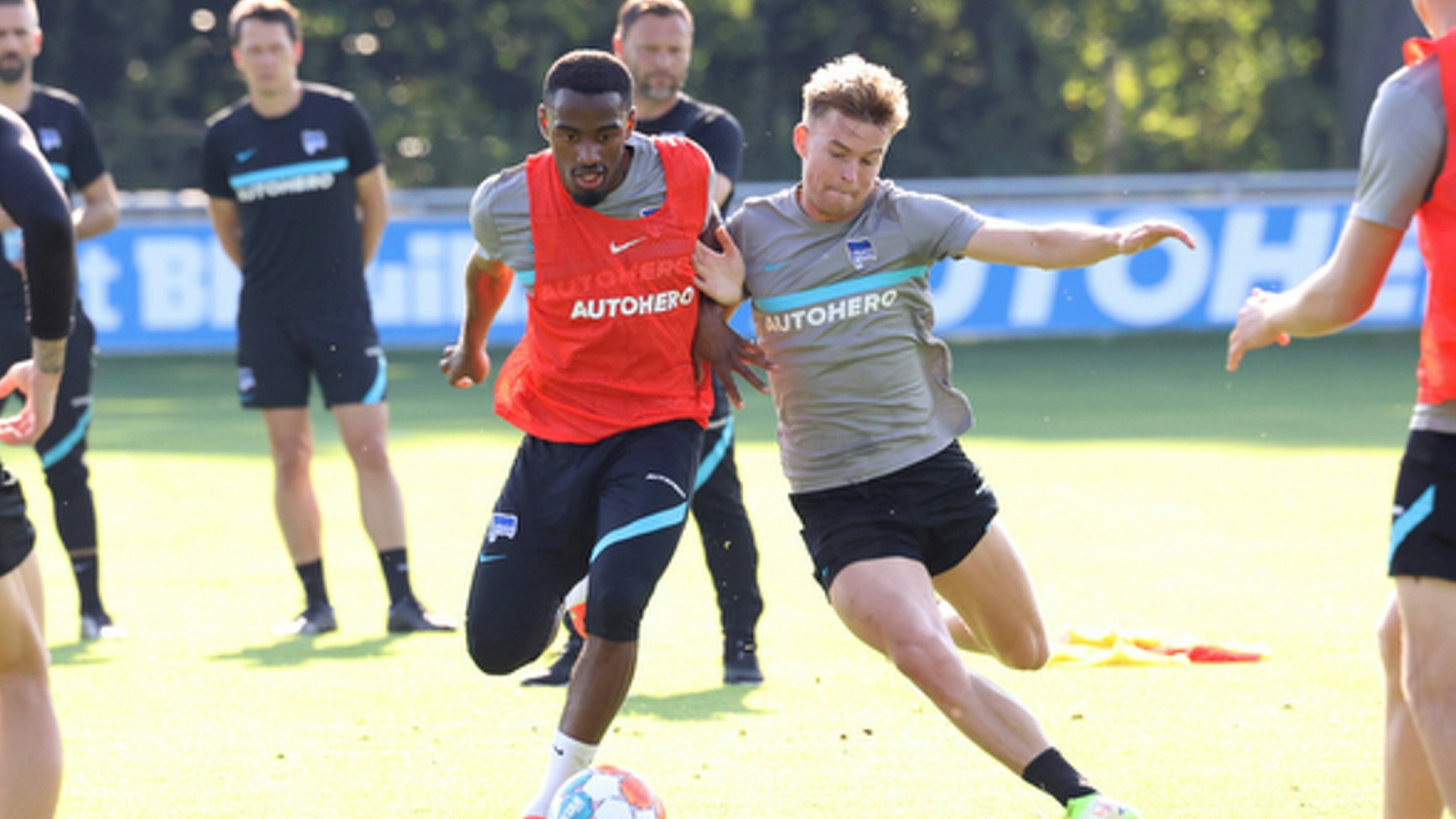 Pal Dardai schaut im Hintergrund genau hin. Myziane Maolida behauptet sich im Hertha-Training gegen Maxi Mittelstädt. 