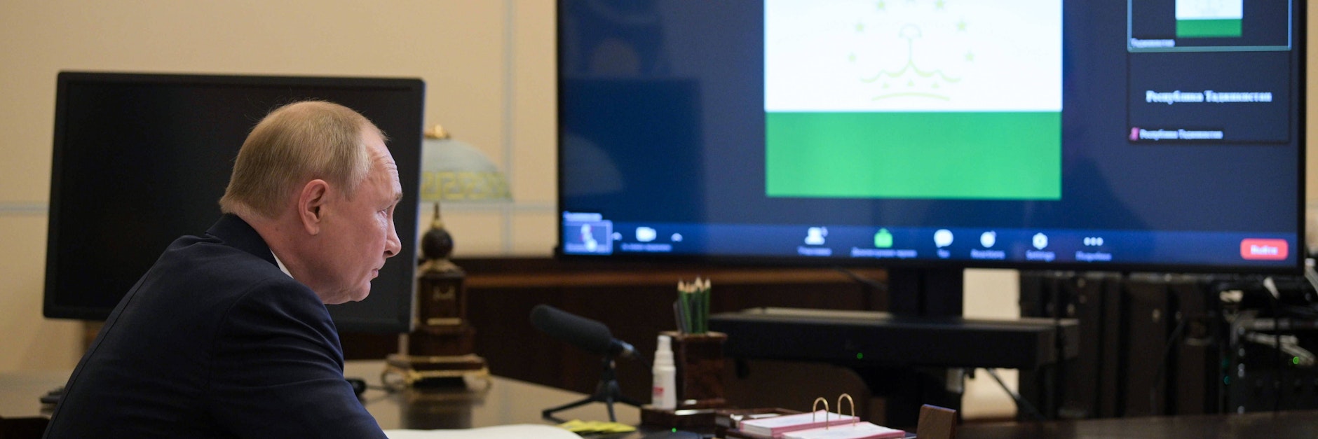 Der russische Präsident Wladimir Putin bei einer Videokonferenz in seiner Residenz.