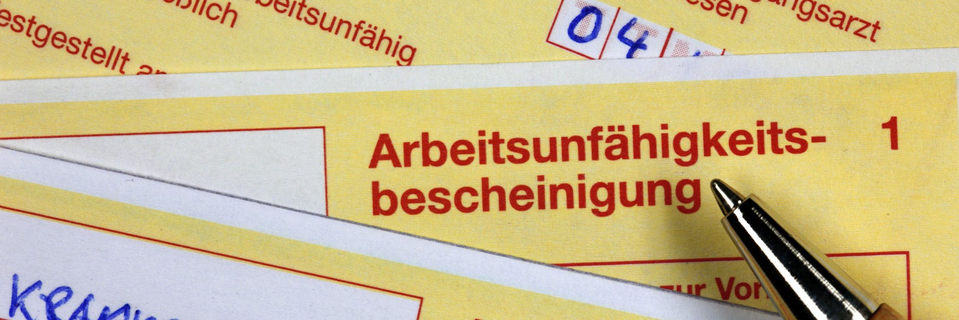 Mitarbeiter müssen im Zweifel ihre Krankheit nachweisen – trotz Arbeitsunfähigkeitsbescheinigung.