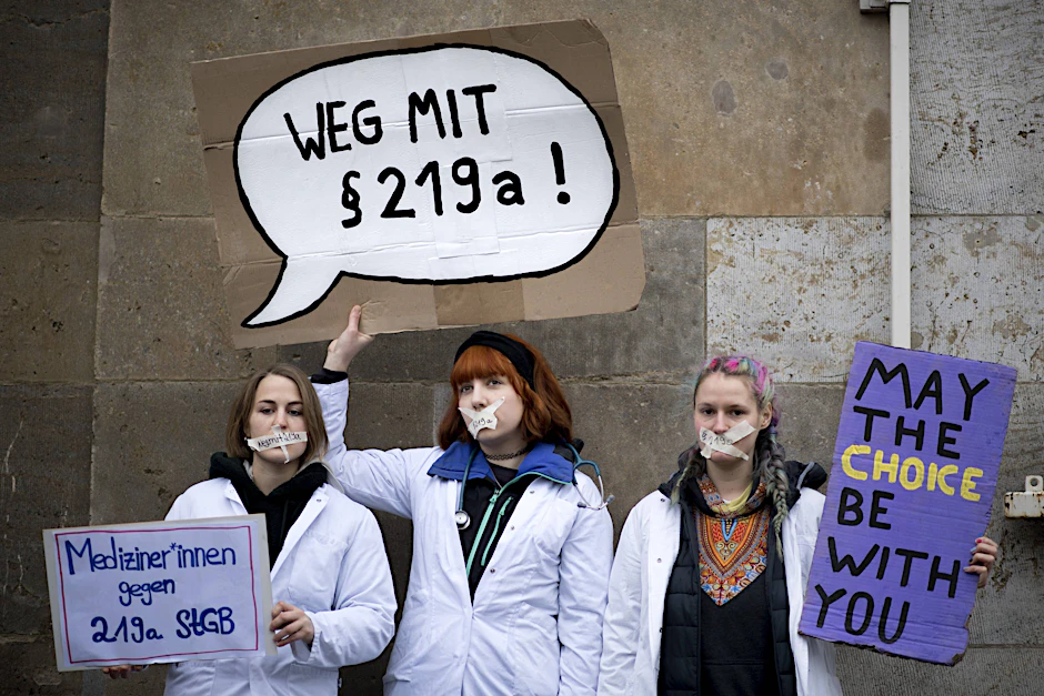 Proteste in Berlin gegen den Paragraf 219a, der Informationen zum Schwangerschaftsabbruch verbietet.