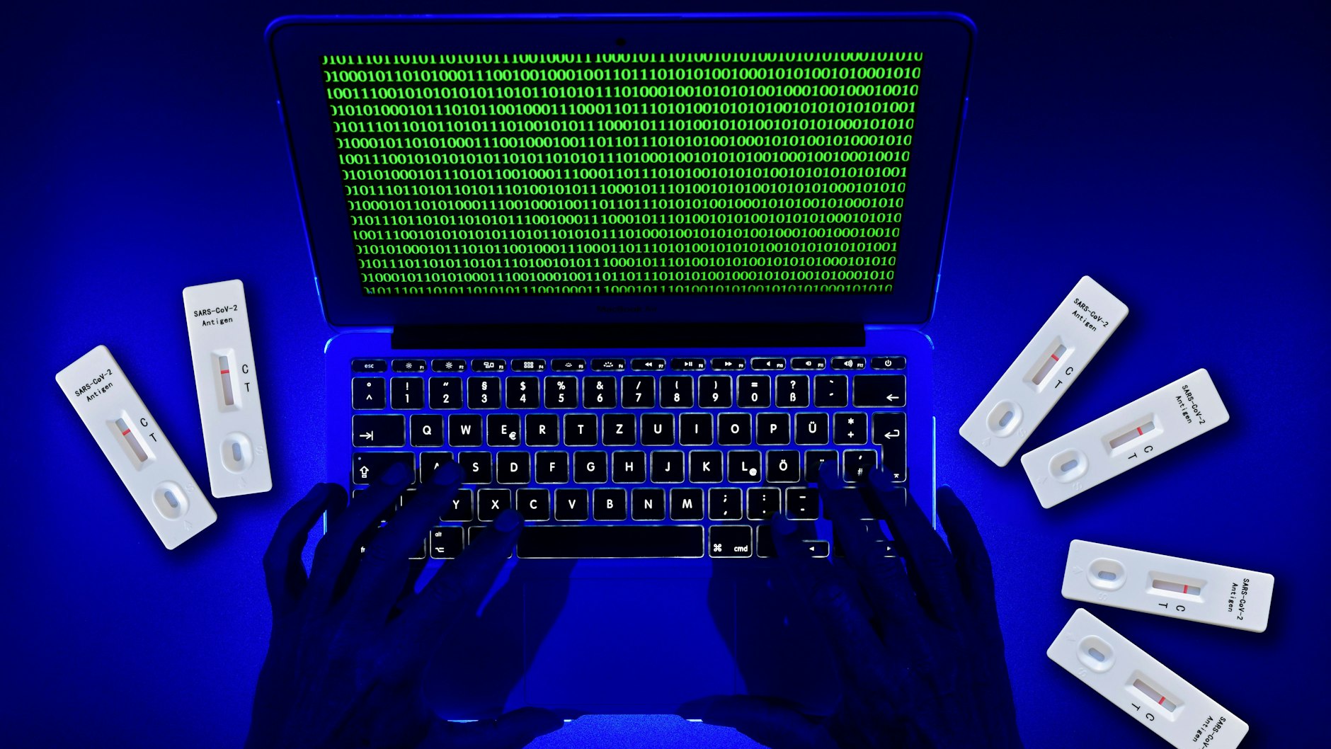 Die Polizei ermittelt gegen einen Mann, der für seine Frau ein Testzertifikat gefälscht hat.