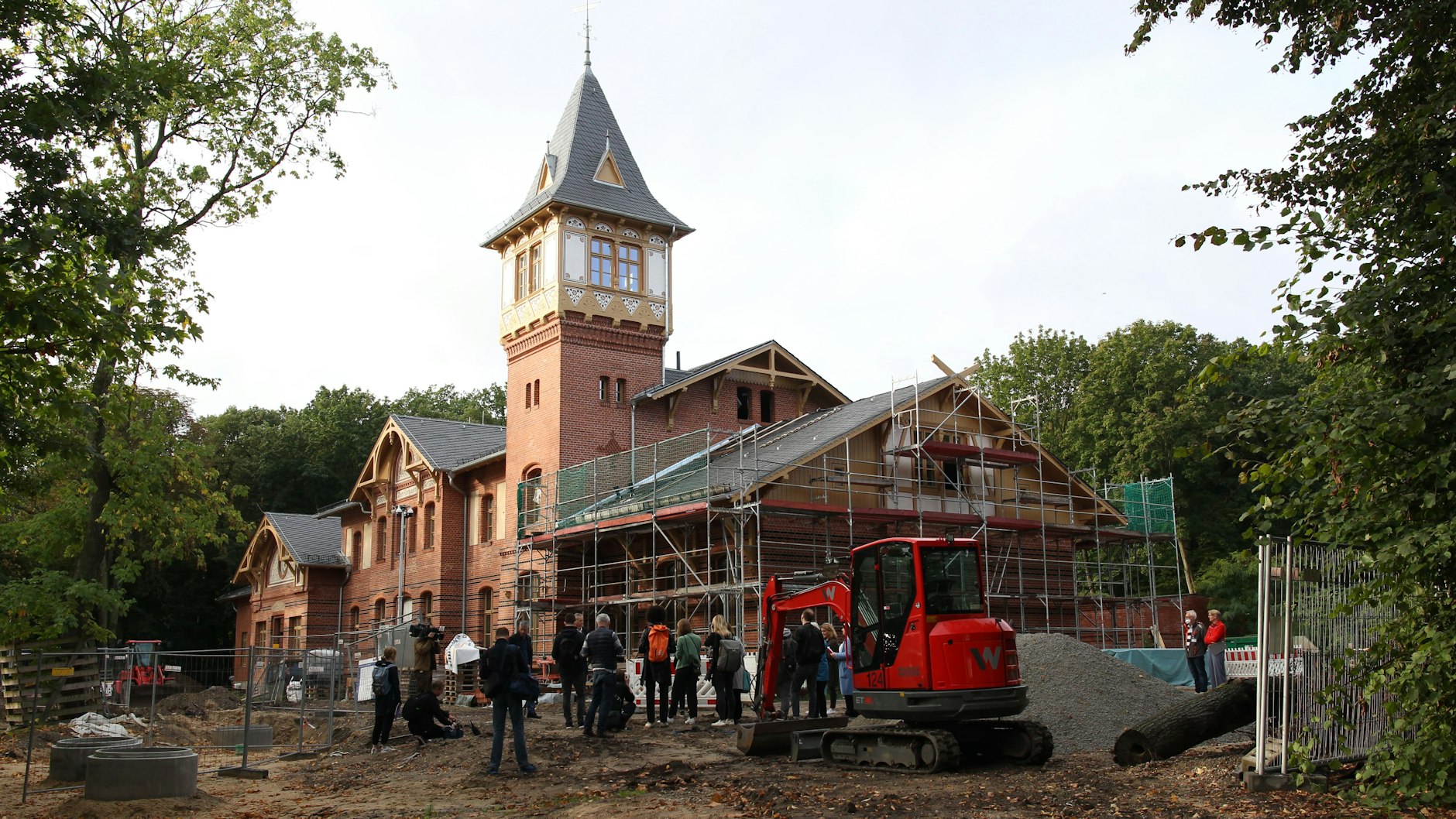 Am Eierhäuschen wird schon fleißig gebaut - im kommenden Jahr soll der Bereich mit dem Ausflugslokal als erster wieder eröffnen.