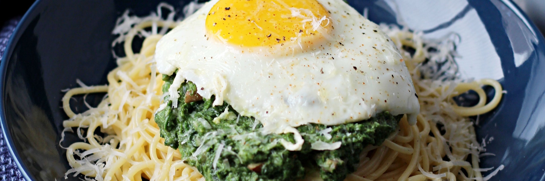 Die Nudeln sehen aus wie ein Nest mit einem Spinat-Ricotta-Häubchen, das schließlich mit einem Ei gekrönt wird.