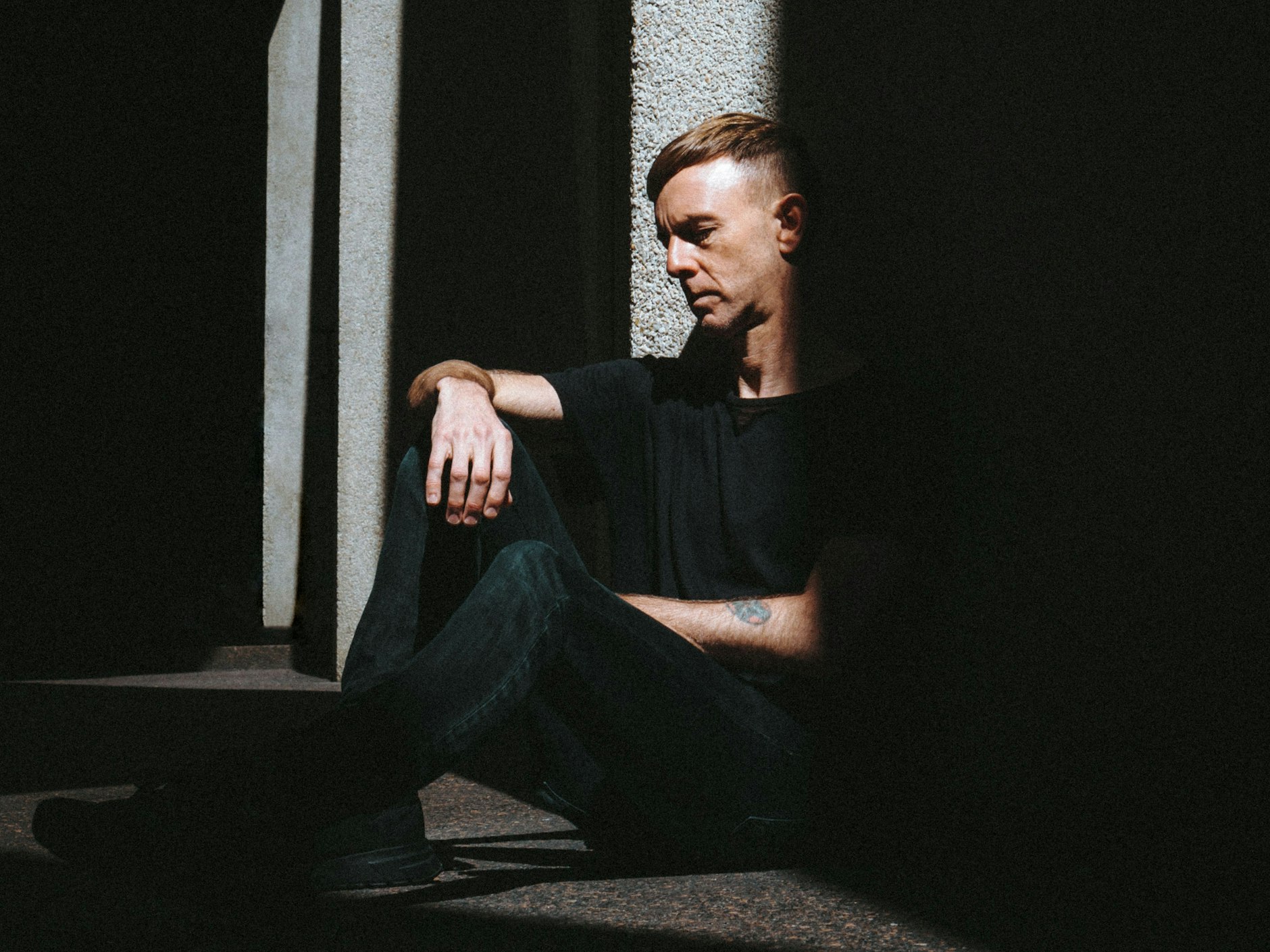 Richie Hawtin wears almost exclusively black. He acquired his meticulously chiseled undercut during his time in Berlin in the early 2000s. It became his trademark, but has also caused controversy.