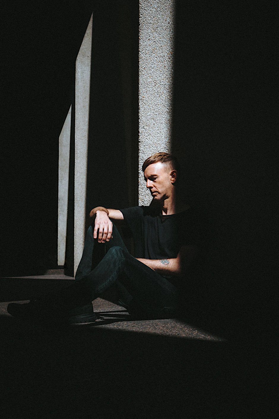 Richie Hawtin wears almost exclusively black. He acquired his meticulously chiseled undercut during his time in Berlin in the early 2000s. It became his trademark, but has also caused controversy.