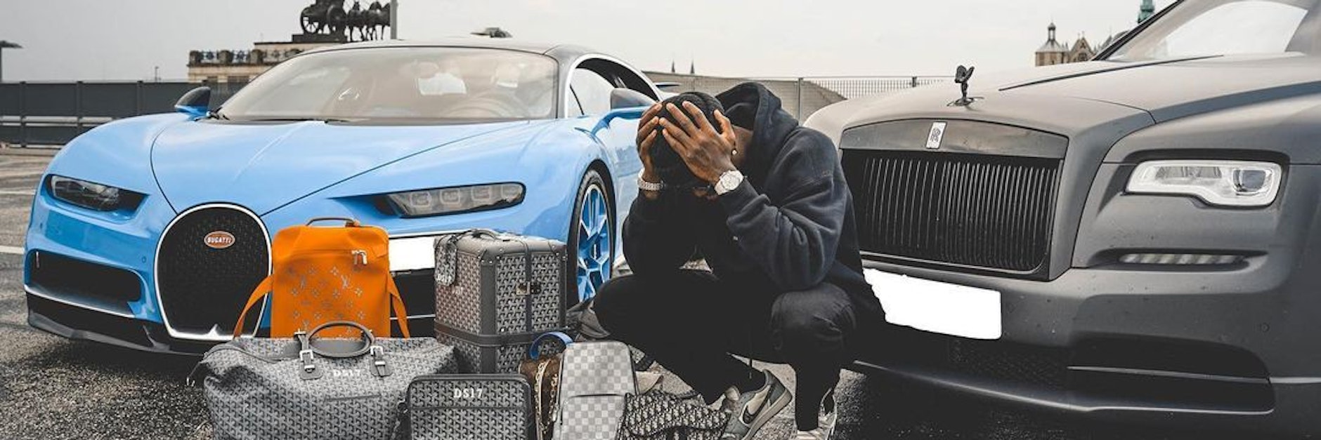 Beweist Humor und nagt offensichtlich noch nicht am Hungertuch: Dennis Schröder posiert vor seinen Luxusgütern.