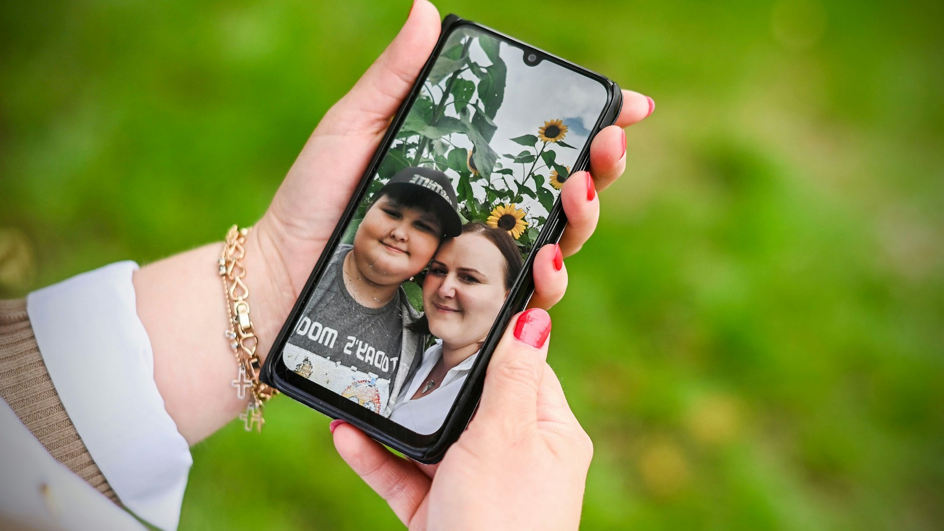 Anna Pisowicz zeigt ein Handyfoto, auf dem die Mutter mit ihrem Sohn zu sehen ist.