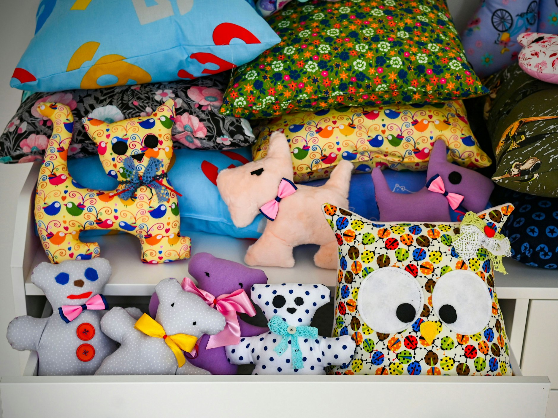 Diese Stofftiere und Kissen hat Anna Pisowicz schon für die Kinderhilfe genäht.