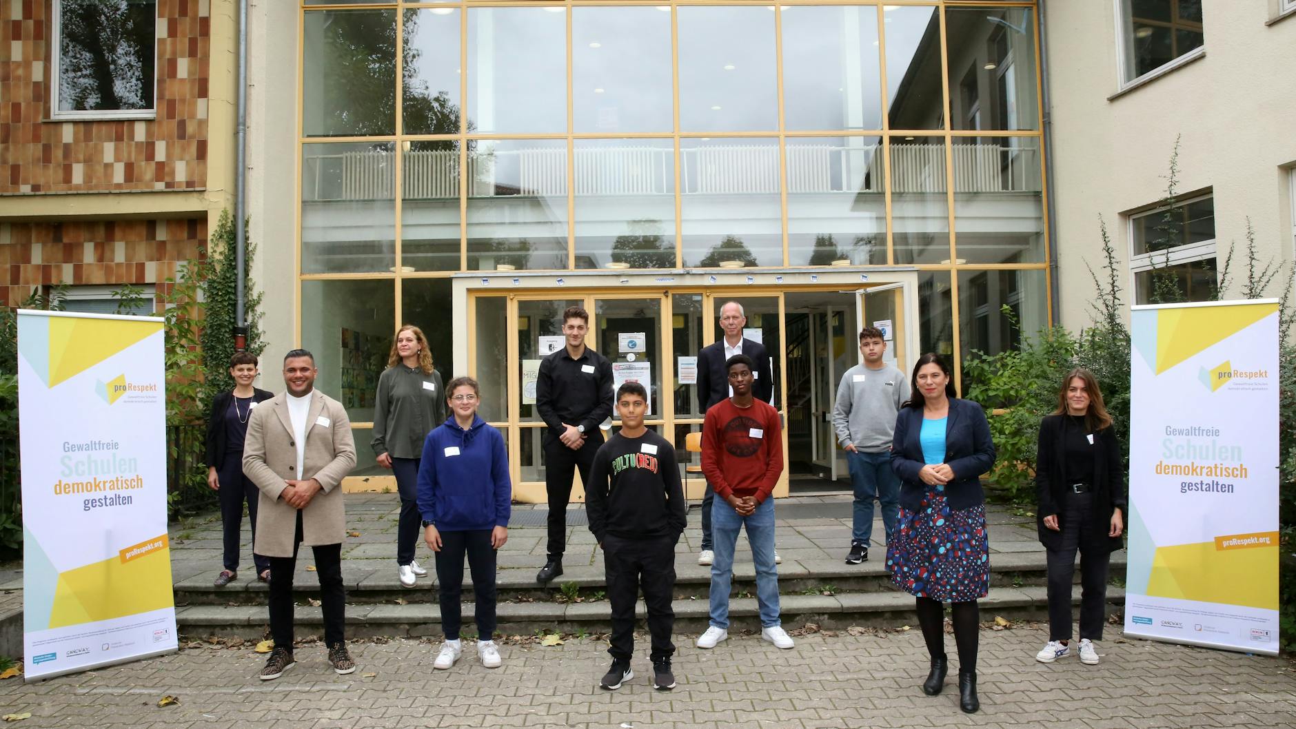 Personen von links nach rechts: Jana Krug, Yiğit Muk, Yvonne Reinke („proRespekt“-Coach), Hendrik Nitsch (Schulleiter), Senatorin Sandra Scheeres und Marie Bühler („proRespekt“-Coach) gemeinsam mit Schülerinnen und Schülern der Reinickendorfer Schule.