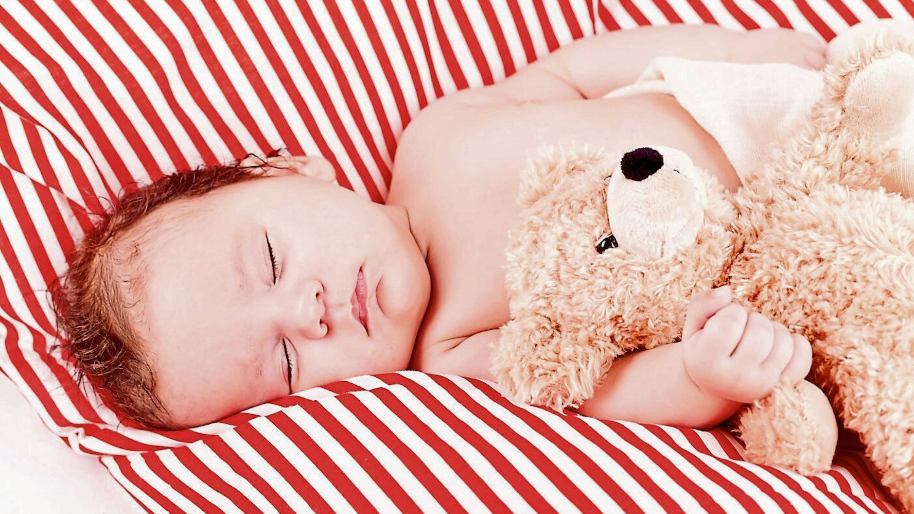 Ein Traum: Wenn das Kind gut schläft, kann es sich vernünftig entwickeln. Und die Eltern haben Zeit, sich zu erholen.