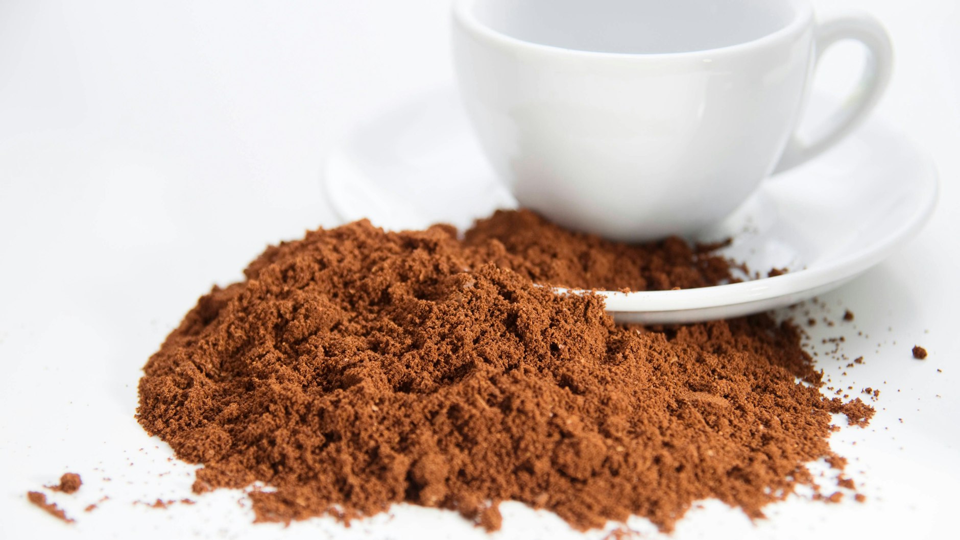 Schlechten Geruch im Auto können Sie mit Kaffeepulver bekämpfen.