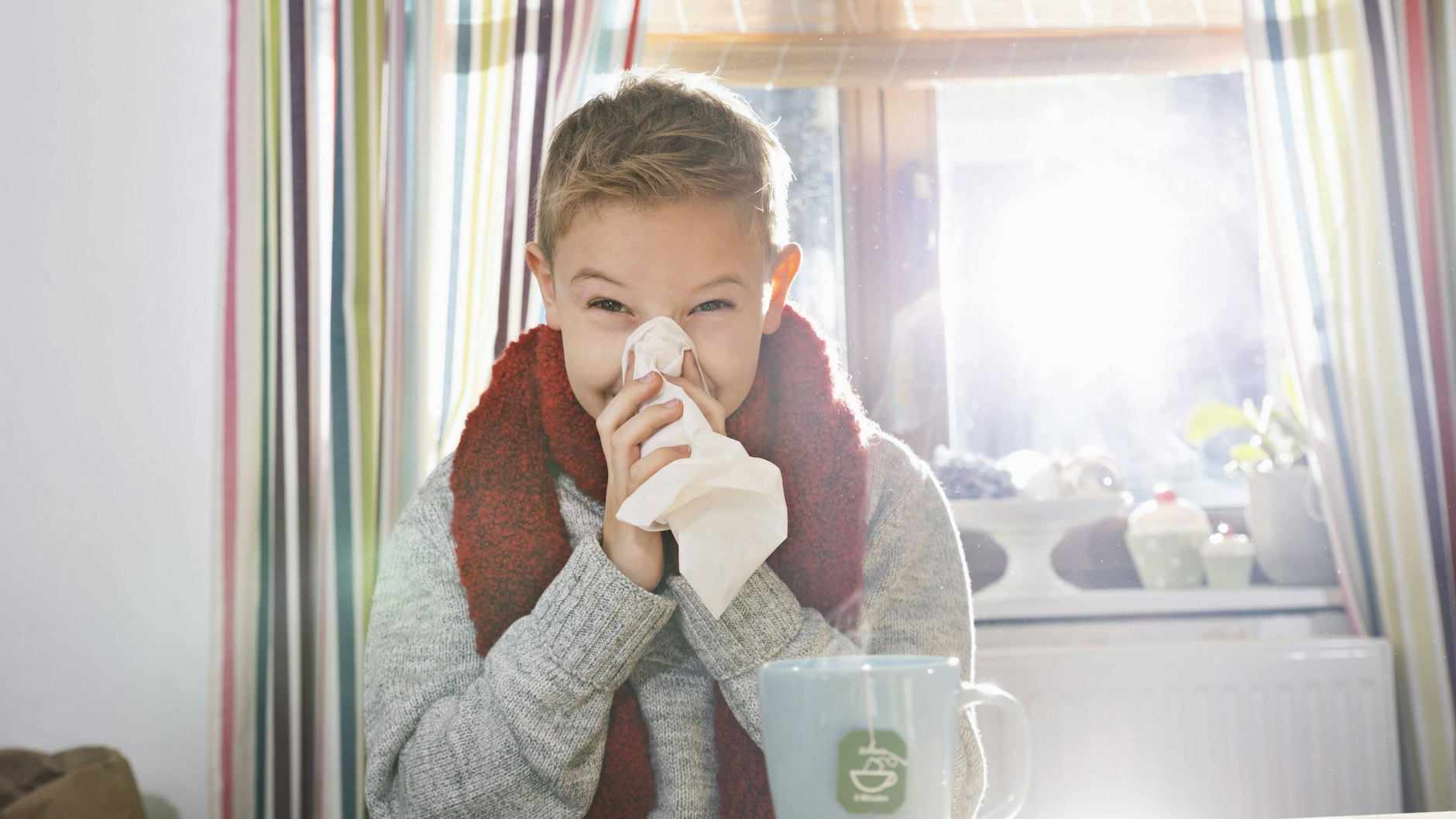 Nachdem Kinder den letzten Winter weitgehend zu Hause verbrachten und kaum Infekte hatten, leiden sie nun vermehrt unter Erkältungen.