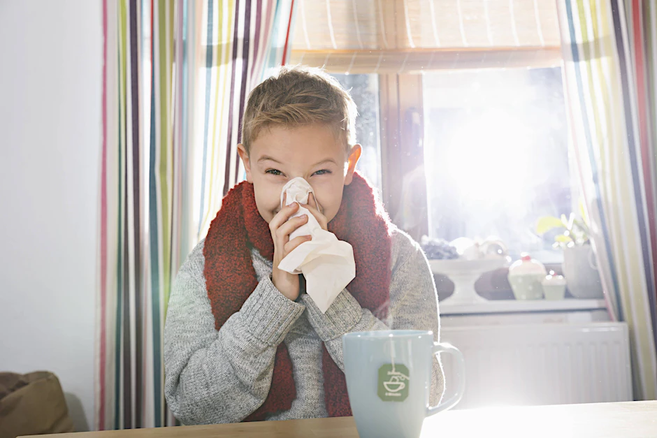 Nachdem Kinder den letzten Winter weitgehend zu Hause verbrachten und kaum Infekte hatten, leiden sie nun vermehrt unter Erkältungen.