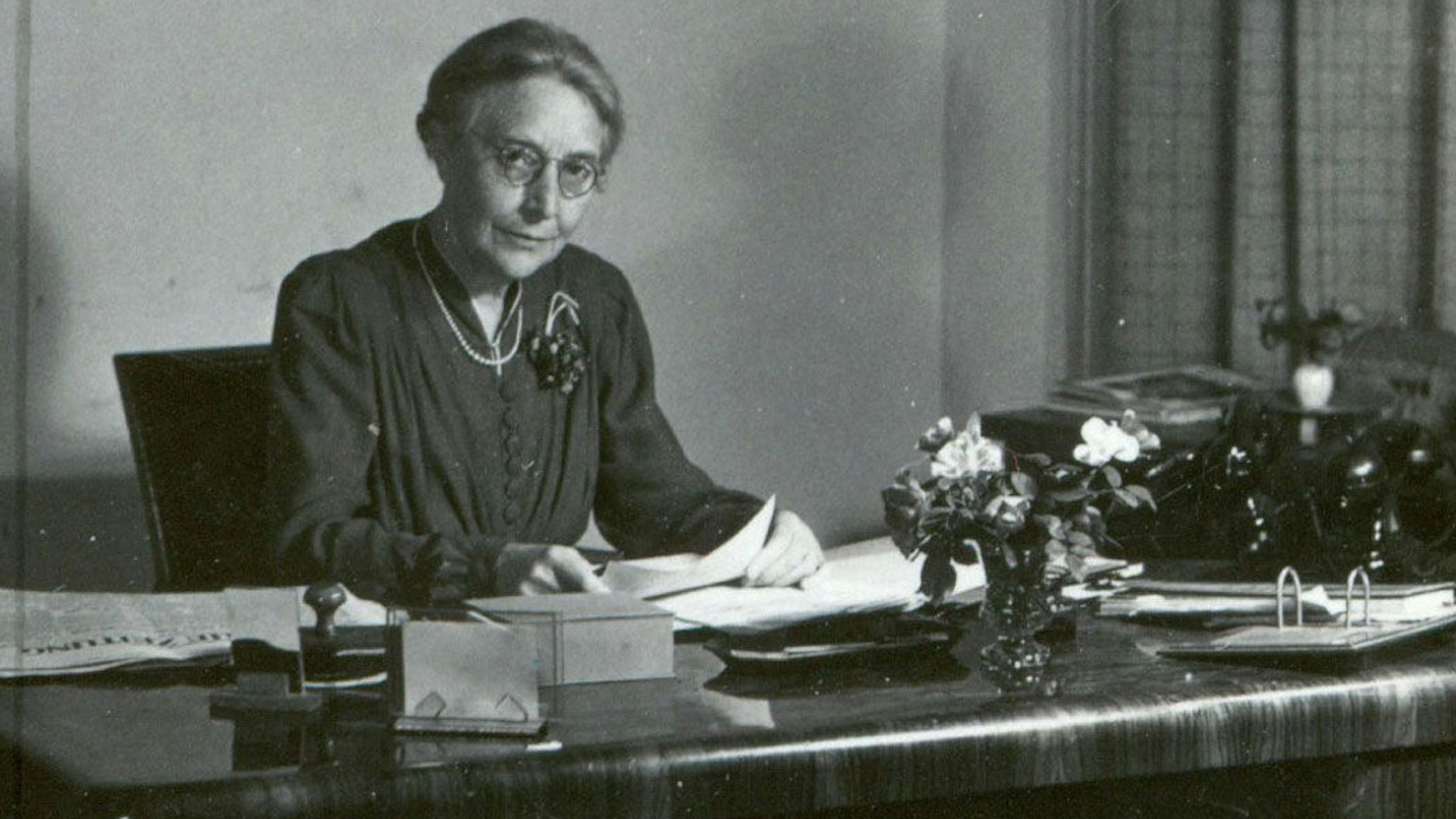 Berlins erste Oberbürgermeisterin, Louise Schroeder, an ihrem Schreibtisch.