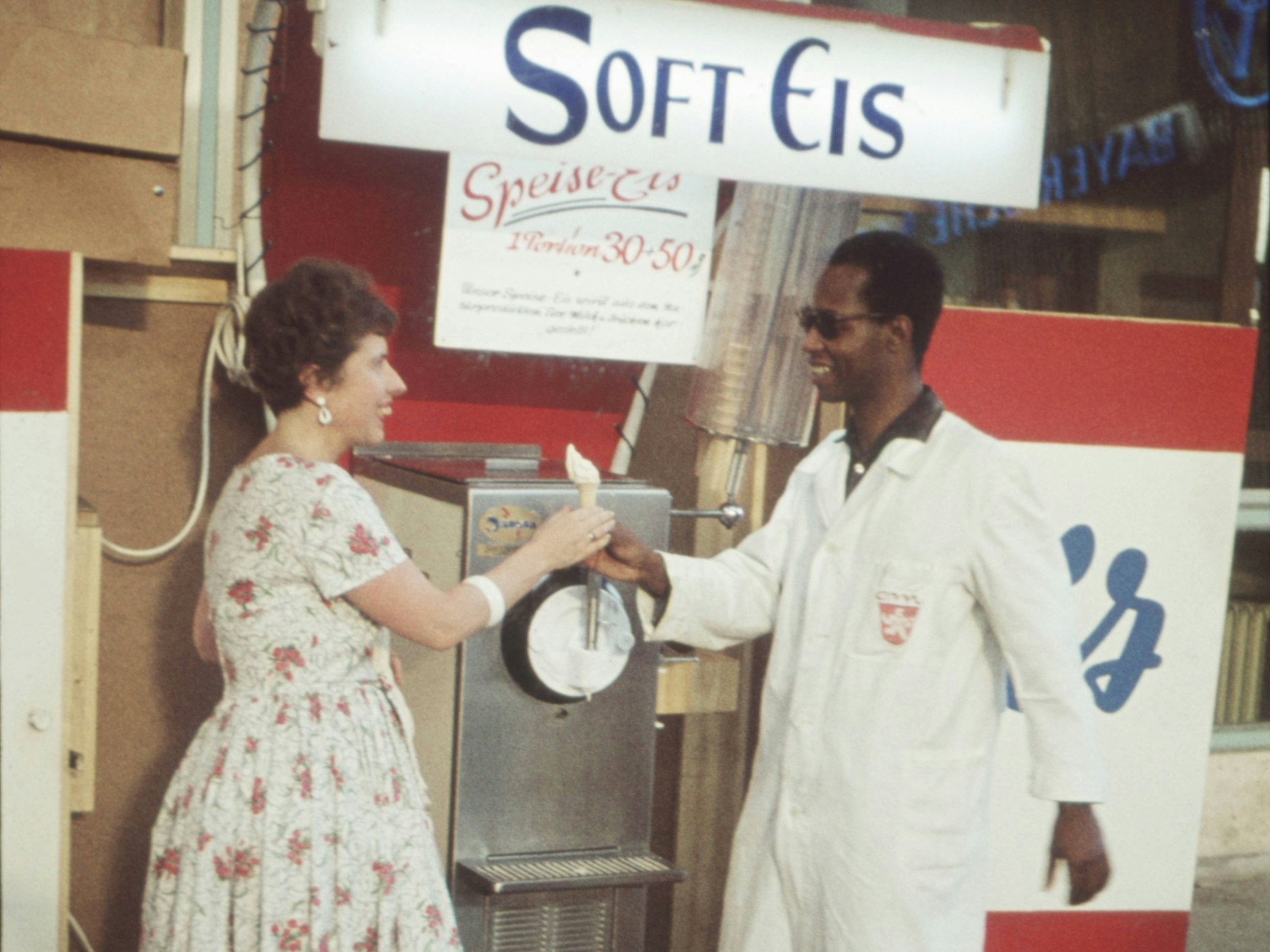 Ice, Ice, Baby! Schon 1952 war Softeis in Deutschland ein Hit. Vollkommen zu Recht: Es geht runter wie Öl und hat zudem auch noch weniger Kalorien als das herkömmliche Speiseeis.