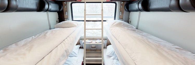 Im bequemen Regiojet-Abteil erreichen Reisende über Nacht ihr Ziel im sonnigen Süden.