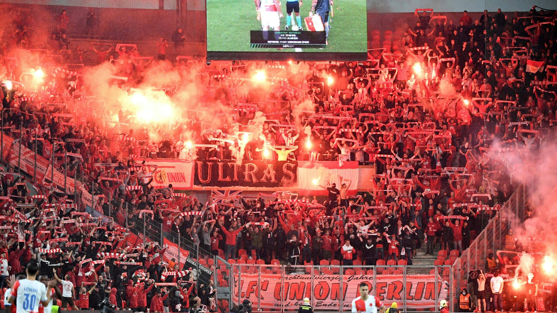 Eiserne Unterstützung: 3000 bis 4000 Union-Fans verwandelten die Partie in Prag phasenweise zu einem Heimspiel.