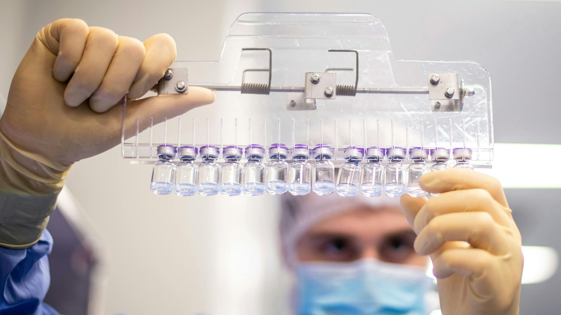 Der Impfstoff von Biontech/Pfizer wird während der Herstellung in einem Werk untersucht. Die Wirksamkeit nimmt nach der zweiten Dosis langsam ab. Das belegen neueste Daten.