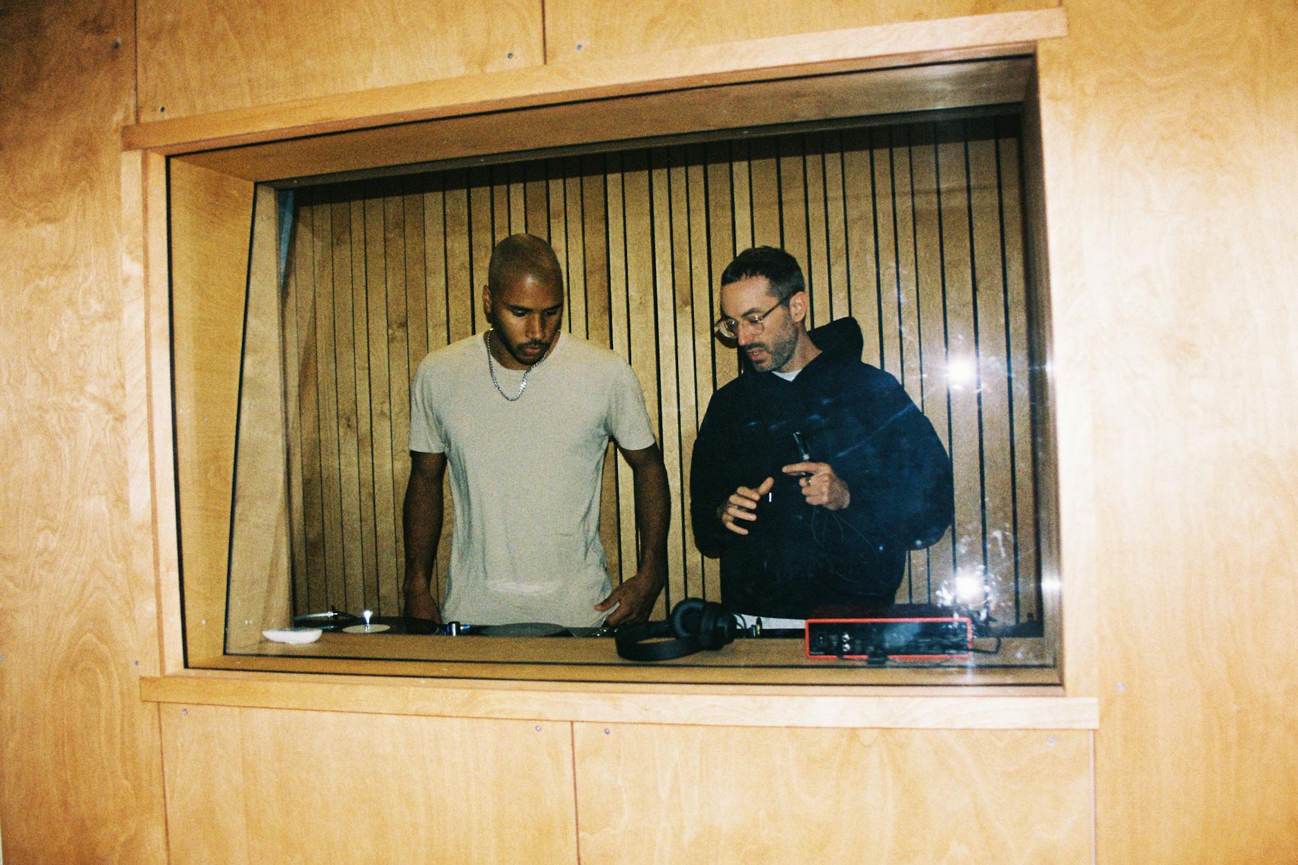 Auf Sendung: George Patrick (l.) und Richard Akingbehin sind die Menschen hinter der kleinen Radiostation Refuge Worldwide.<br>