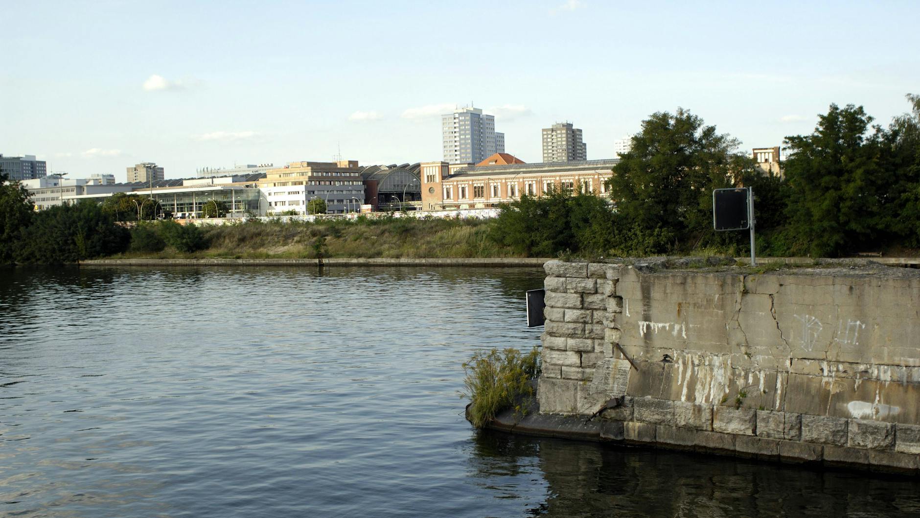 Die Stadt Berlin schreibt über diesen Ort auf ihrer Website: „Der Spreebalkon ist der markante Vorbote der umfassenden Aufwertung eines spannenden Entwicklungsraums der Stadt.“ Na dann. 