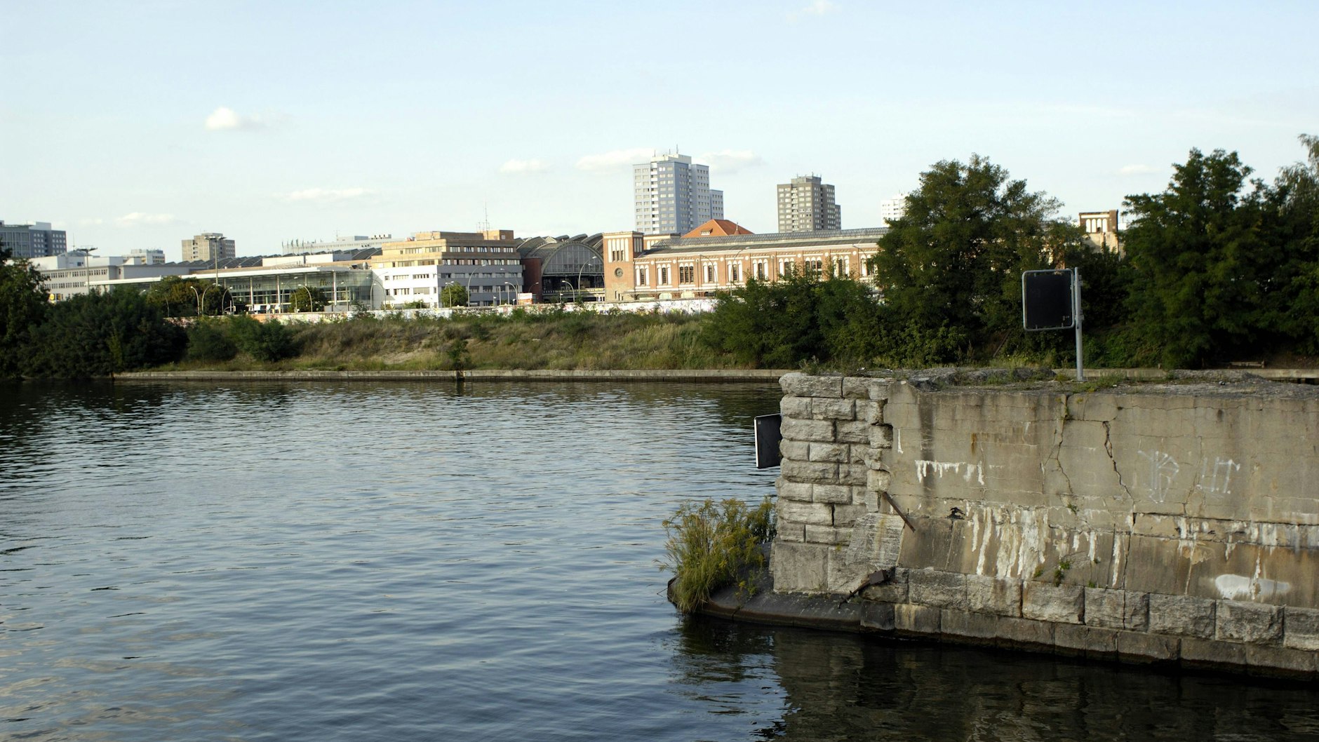 Die Stadt Berlin schreibt über diesen Ort auf ihrer Website: „Der Spreebalkon ist der markante Vorbote der umfassenden Aufwertung eines spannenden Entwicklungsraums der Stadt.“ Na dann.&nbsp;