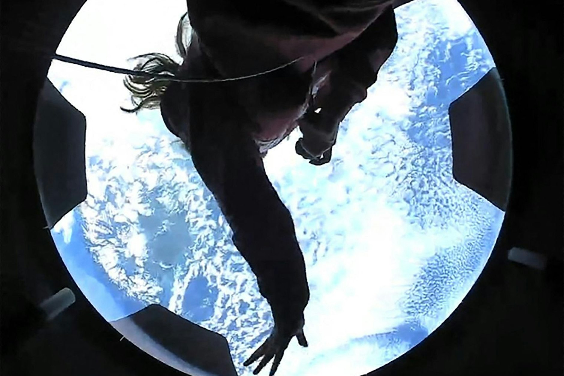 Schnappschuss aus dem All: Das ist die Aussicht aus dem großen Fenster im Raumschiff.