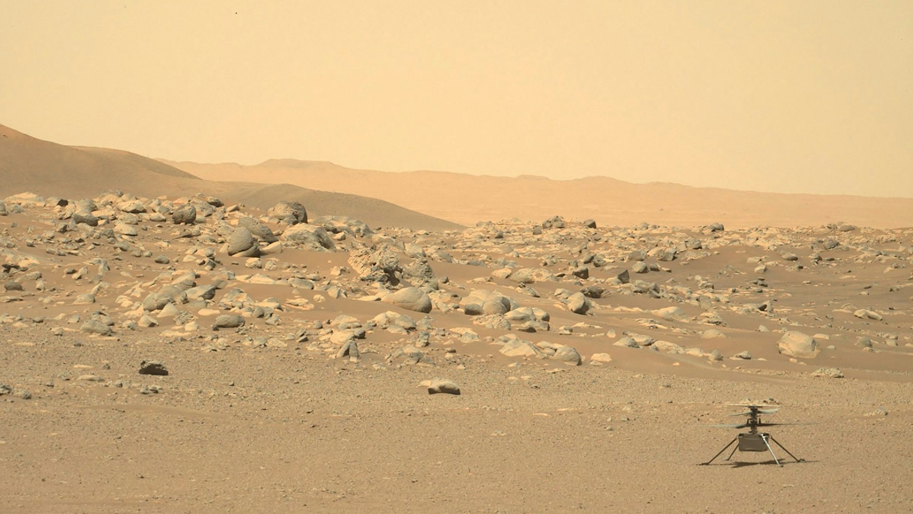 Der Mars ist mit einer Rostschicht bedeckt und daher rot. Zu sehen ist hier auch ein Nasa-Helikopter, der im Sommer 2021 auf dem Planeten unterwegs ist.